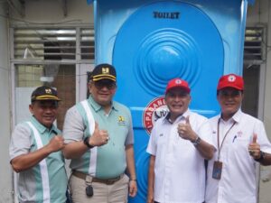 Dukung Program Sanitasi Kota Padang, PT Semen Padang Bantu Toilet Portable