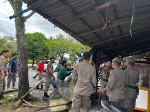 Satpol PP Padang Tertibkan Lapak PKL di Jalan Adinegoro