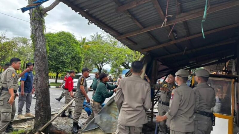 Satpol PP Padang Tertibkan Lapak PKL di Jalan Adinegoro
