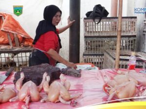 Jelang Nataru, Harga Daging Ayam Turun di Pasar Padang Panjang