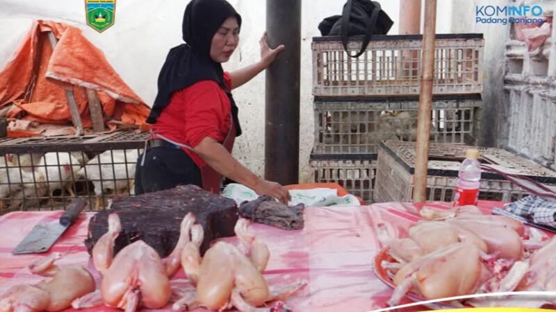 Jelang Nataru, Harga Daging Ayam Turun di Pasar Padang Panjang