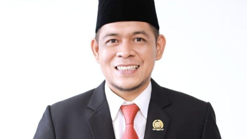 Hari itu, Kamis, 17 Desember 1970. Jalan Soetan Oesman, Payakumbuh, di samping rumah makan Asia Baru, tidak sesempit sekarang. Jalan yang