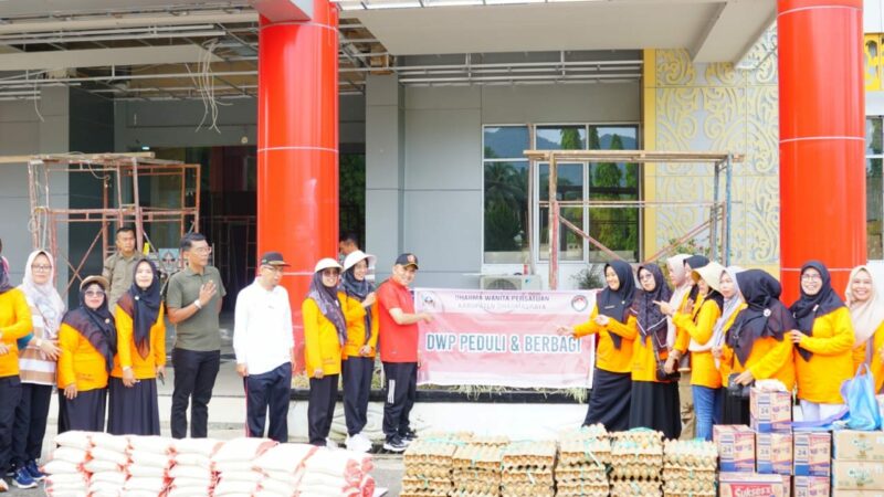 Sekda Dharmasraya sekaligus Dewan Pembina Dharma Wanita Persatuan (DWP), Adlisman menghadiri acara senam sehat dalam rangka HUT DWP