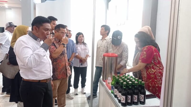 Pemko Padang Serahkan Sertifikat HAKI untuk Pelaku Ekonomi Kreatif