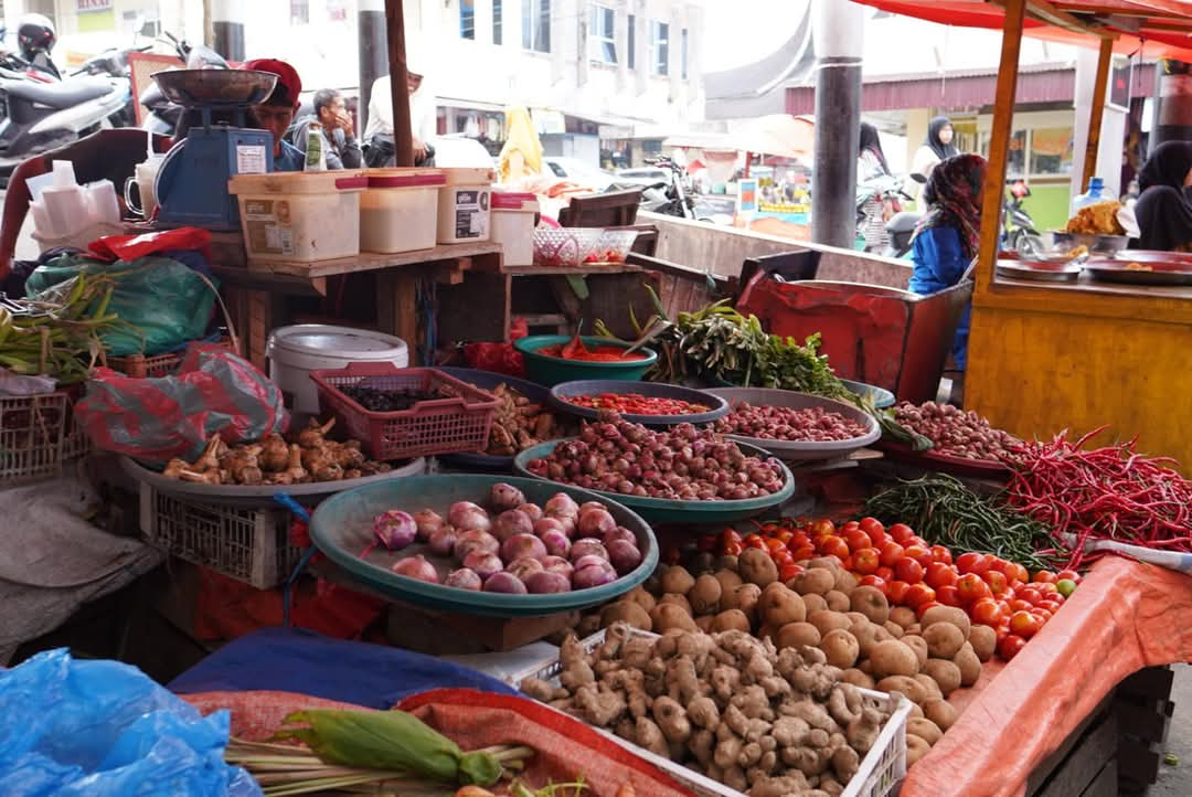 Jelang Nataru, Sejumlah Komoditi Turun Harga di Pasar Padang Panjang