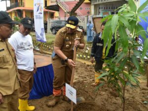 Hari Bakti PU, Pj Wako Padang Ikut Tanam Pohon di Kawasan Batang Kandis