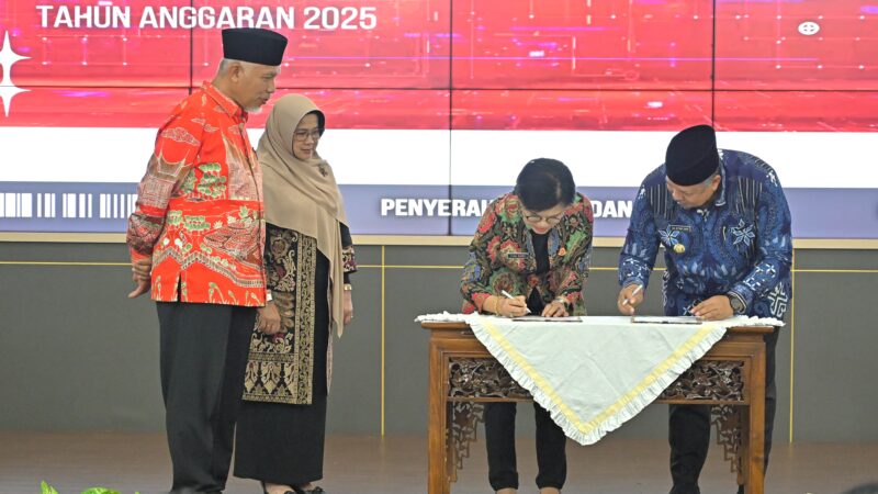 Total APBN untuk Sumbar Rp31,91 Triliun, Gubernur Serahkan DIPA dan TKD 2025