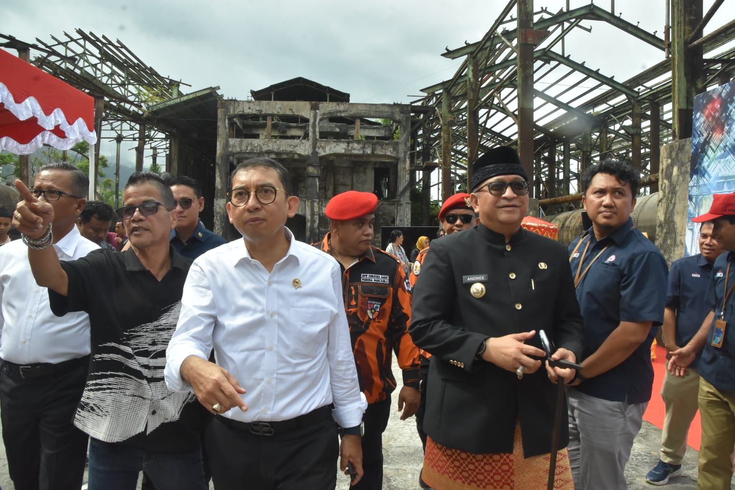 Pj Wako Padang Dampingi Menbud Fadli Zon Kunjungi Pabrik Seni Indarung 1