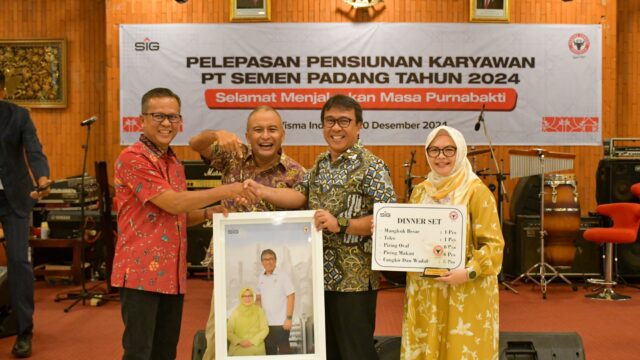 Masuki Masa Pensiun, Dirut PT Semen Padang Lepas 22 Karyawan