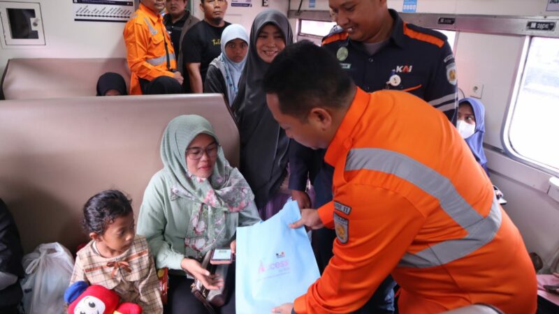 Inovasi Layanan Nataru, KAI Divre Sumbar Hadirkan Live Musik dan Bagikan Suvenir ke Pelanggan