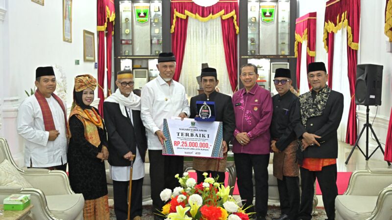 Implementasi ABS-SBK 2024, Gubernur Mahyeldi Serahkan Penghargaan bagi Nagari Terbaik