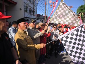 Gubernur Mahyeldi Lepas Peserta Karnaval Sepasan HBT Pusat Sumbar-Riau