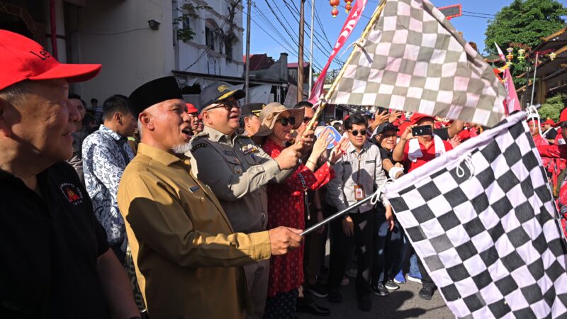 Gubernur Mahyeldi Lepas Peserta Karnaval Sepasan HBT Pusat Sumbar-Riau