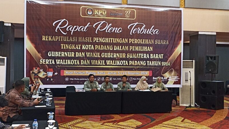 Rapat pleno rekapitulasi hasil penghitungan perolehan suara tingkat Kota Padang untuk Pemilihan Gubernur dan Wakil Gubernur Sumbar