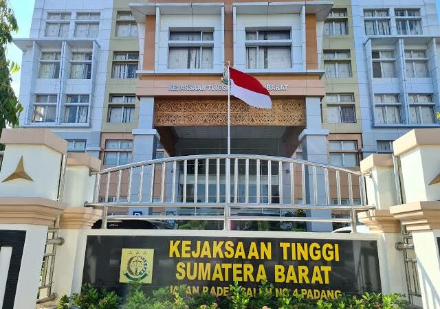 Sepanjang 2024, Kejaksaan Tinggi (Kejati) Sumbar sudah menangani 51 perkara korupsi yang dilimpahkan ke pengadilan sepanjang 2024.