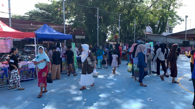 Pemko Padang menggelar pasar murah di tiga kecamatan berbeda untuk menekan inflasi jelang perayaan natal dan tahun baru (nataru).