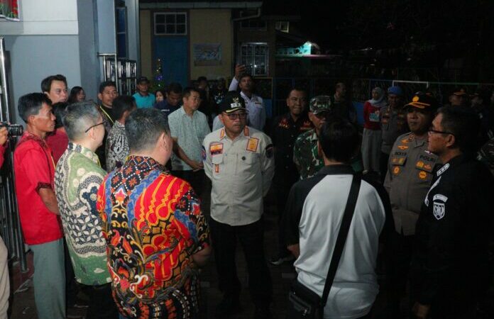 Penjabat (Pj) Wali Kota Payakumbuh Suprayitno bersama unsur Forkopimda memantau pengamanan pelaksanaan Malam Misa Natal di