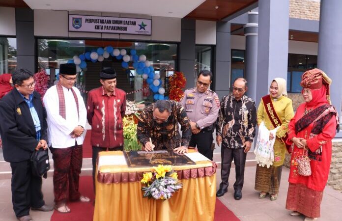 Penjabat (Pj) Wali Kota Payakumbuh, Suprayitno meresmikan gedung layanan perpustakaan umum daerah Kota Payakumbuh, Sabtu (14/12/2024).