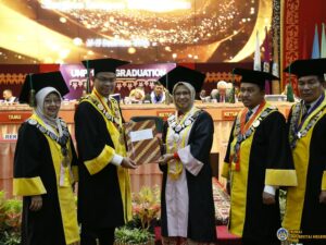 Momen Wisuda ke 137, Rektor UNP Serahkan SK 4 Prodi Baru