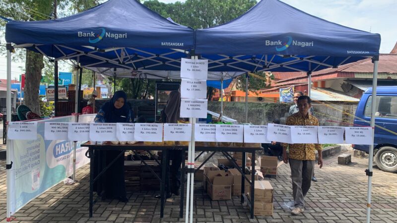 Jelang akhir tahun, Pemkab Tanah Datar kembali menggelar operasi pasar murah di pelataran parkir Dinas Dukcapil pada Kamis (19/12/2024).