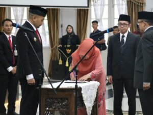 Rektor UIN Imam Bonjol Padang, Martin Kustati dan Rektor Universitas Andalas, Efa Yonnedi hadir serta menjadi saksi dalam pelantikan