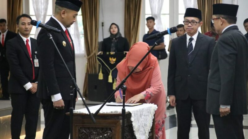 Rektor UIN Imam Bonjol Padang, Martin Kustati dan Rektor Universitas Andalas, Efa Yonnedi hadir serta menjadi saksi dalam pelantikan