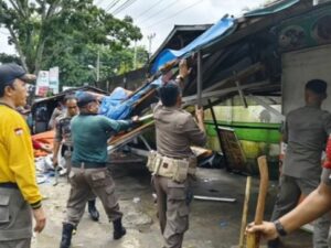 Tim Gabungan yang terdiri dari Satpol PP Padang, SK 4, Babinsa dan Tim Kecamatan Koto Tangah, membongkar 10 lapak PKL