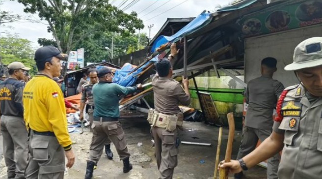 Tim Gabungan yang terdiri dari Satpol PP Padang, SK 4, Babinsa dan Tim Kecamatan Koto Tangah, membongkar 10 lapak PKL