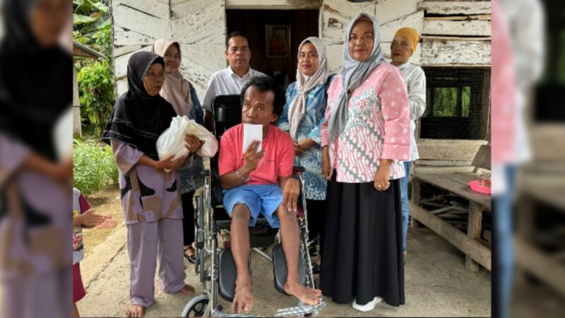 Tangis tak tertahankan oleh Nurjani (60) saat melihat anak keduanya, Ibul (35) berusaha naik ke atas kursi roda yang baru saja diantarkan