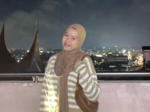 Ungkapan "suara rakyat, suara Tuhan" sering kita dengar untuk menggambarkan demokrasi yang menempatkan rakyat sebagai penguasa tertinggi.