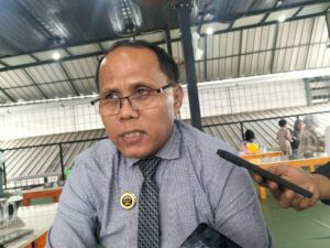 Kepala SMKN 1 Tanjung Raya, Kabupaten Agam, Sumatra Barat (Sumbar), Kamroni Purnamera, mempolisikan lima orang demonstran ke Polda Sumbar