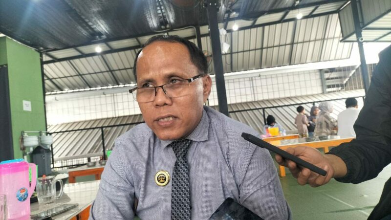 Kepala SMKN 1 Tanjung Raya, Kabupaten Agam, Sumatra Barat (Sumbar), Kamroni Purnamera, mempolisikan lima orang demonstran ke Polda Sumbar