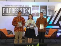 Ketua Tim Hukum Ganjar-Mahfud bersama tim hukum 22E meluncurkan tiga buku mengenai lika-liku sengketa Pilpres 2024.