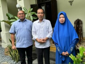 Wakil Ketua Komisi VI DPR RI Andre Rosiade menyempatkan diri mengunjungi Presiden RI ke-7 Jokowi di Solo. Andre ditemani istri Nurul