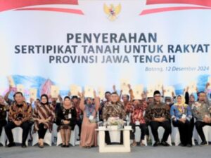 Wakil Menteri Agraria dan Tata Ruang/Wakil Kepala Badan Pertanahan Nasional (Wamen ATR/Waka BPN), menyerahkan 1.571 Sertipikat Elektronik