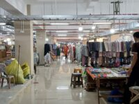 Meski belum diresmikan, sejumlah pedagang sudah huni kios-kios di gedung Fase VII Pasar Raya Kota Padang. Beberapa pedagang sudah mulai