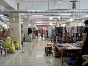 Meski belum diresmikan, sejumlah pedagang sudah huni kios-kios di gedung Fase VII Pasar Raya Kota Padang. Beberapa pedagang sudah mulai