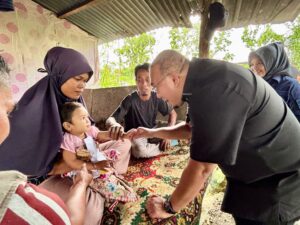 Wakil Ketua Komisi VI DPR RI Andre Rosiade memberikan bantuan untuk satu keluarga kurang mampu yang tinggal di sebuah gubuk reot di dekat