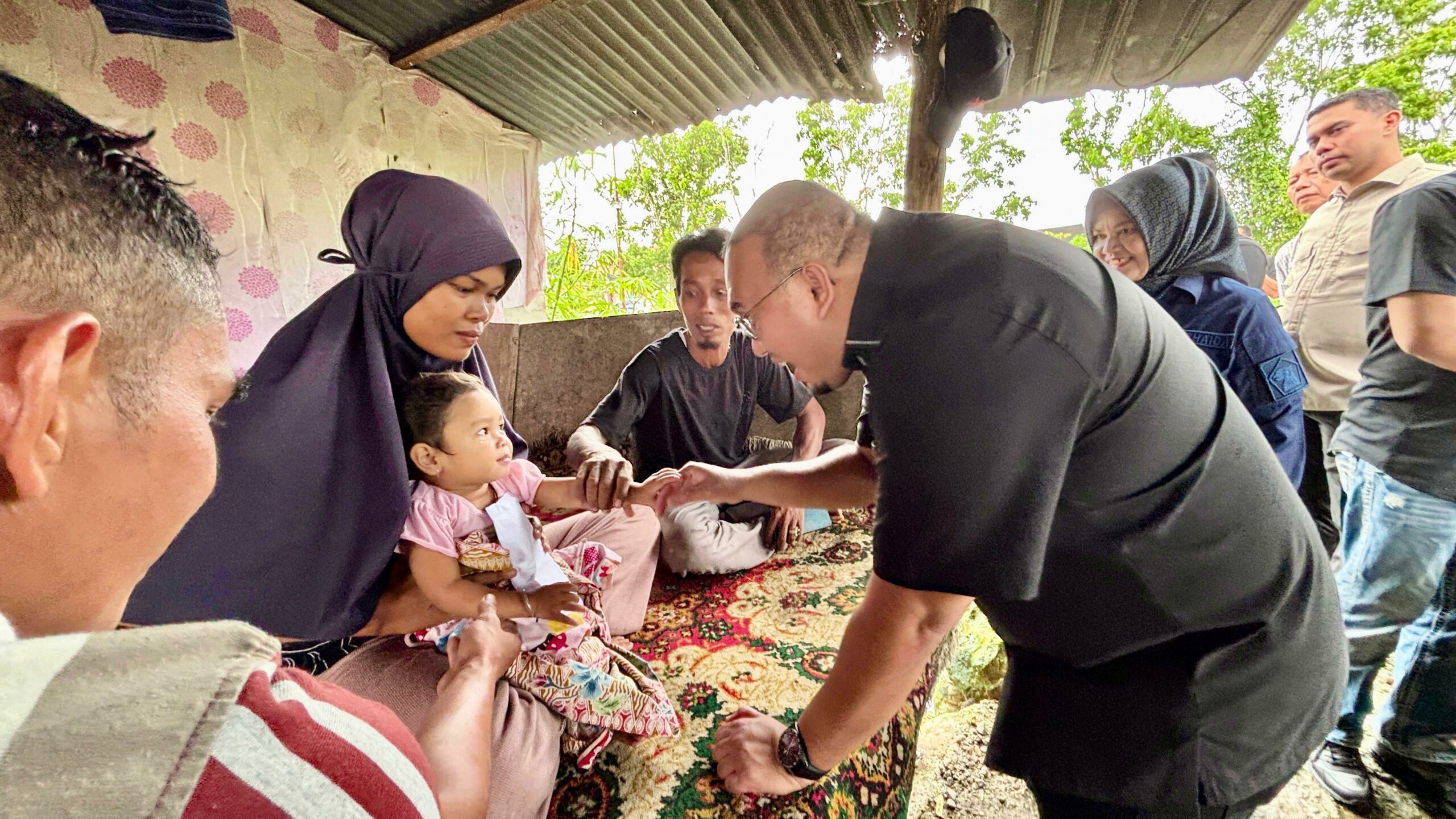 Andre Rosiade Bantu Penjaga Kolam Ikan di Padang, Tekankan Pentingnya Sekolah Bagi Anak