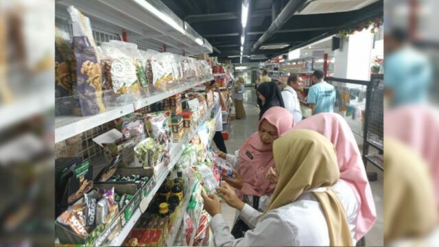 Jelang Natal dan Tahun Baru (Nataru), BBPOM melakukan inspeksi mendadak (sidak) produk makanan di berbagai tempat di Kota Padang.