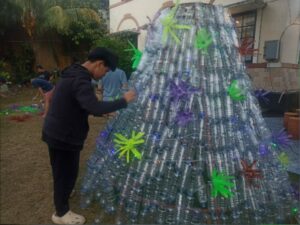 Kurangi sampah plastik di Kota Padang, Orang Muda Katolik (OMK) Gereja Paroki Katedral Padang sulap botol bekas jadi pohon natal.