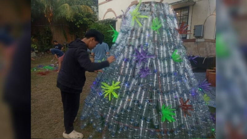 Kurangi sampah plastik di Kota Padang, Orang Muda Katolik (OMK) Gereja Paroki Katedral Padang sulap botol bekas jadi pohon natal.