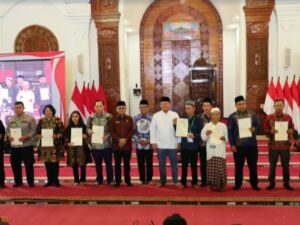 Menteri Agraria dan Tata Ruang/Kepala Badan Pertanahan Nasional (ATR/BPN), Nusron Wahid menyerahkan 1.334 sertipikat tanah untuk masyarakat