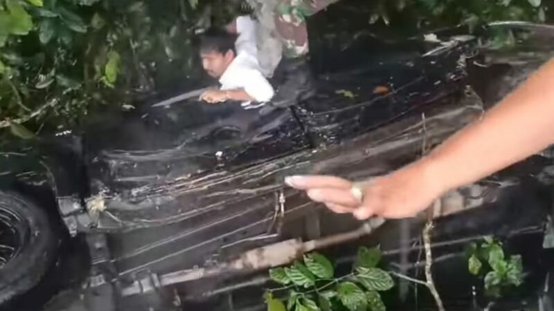 Satu unit mobil kecelakaan tunggal di jalan menju Bandara Internasional Minangkabau (BIM) pada Senin (23/12/2024) pagi. Kecelakaan itu