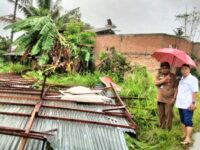 Hujan dan angin kencang yang melanda Kota Padang pada Senin (23/12/2024) menyebabkan atap rumah warga jebol di Koto Marapak RT