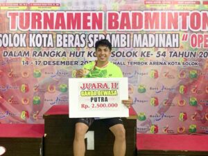 Mahasiswa Fakultas Hukum Universitas Muhammadiyah (UM) Sumatera Barat, M Abdi Hikmara, menjuarai turnamen Badminton Open se-Sumatera