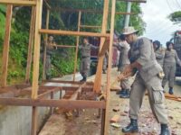 Satu bangunan liar yang berada di kawasan Air Manis, Kecamatan Padang Selatan, dibongkar oleh personel Satpol PP Padang, Selasa (24/12/2024).