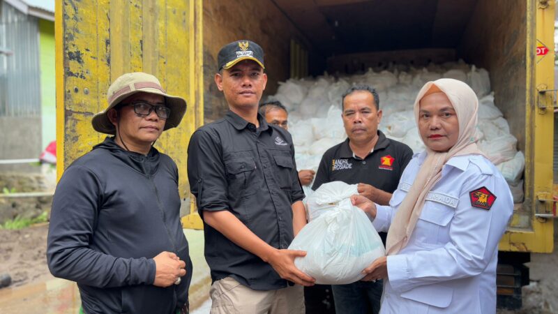 Wakil Ketua Komisi VI DPR RI yang berasal dari Dapil Sumbar, Andre Rosiade bergerak cepat membantu warga korban galodo atau longsor