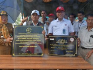 PT Semen Padang Dukung Infrastruktur HKm Puncak Labuang dan MCK Objek Wisata Kayu Banyak Urek