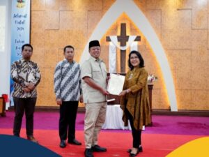 Menteri Agraria dan Tata Ruang/Kepala Badan Pertanahan Nasional (ATR/BPN), Nusron Wahid menyerahkan Sertipikat Hak Milik (SHM) kepada Gereja